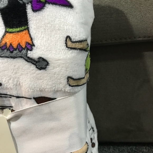 Hallow Home Halloween Dog in costume Throw - Picture 8 of 8